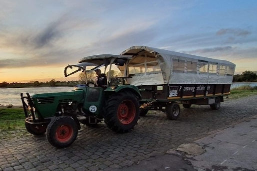 Weinprobe Rhein Planwagen Wanderung